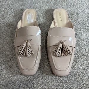 Nine West Beige Patent Leather Open Back Mules Shoes 10 M For Woman